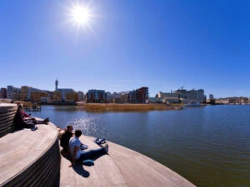 Menschen entspannen am Wasser in Stockholm, Schweden