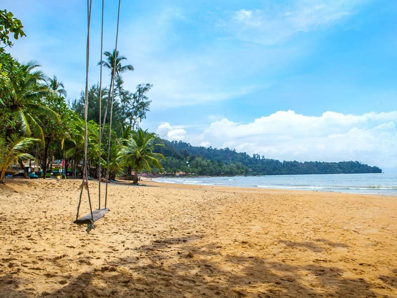 Schaukel am Strand von Khao Lak in Thailand
