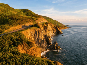 Cabot Trail an der SteilkĂĽste mit Blick auf das Meer in Kanada