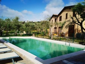 Poolbereich in Ihrem Hotel in Bosa, Sardinien