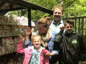 Familie vor Winkekatzen