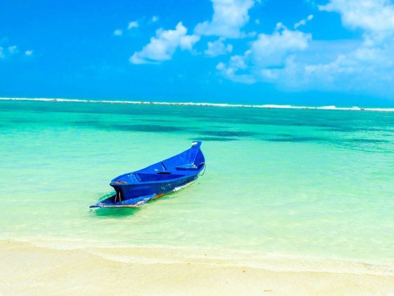 Boot am Strand von Koh Samui in Thailand