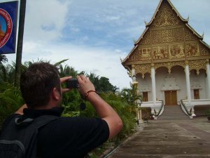 Tourist fotografiert den Wat Phra Tha Luang in Vientiane, Laos