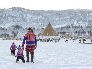 Kinder im Sami Dorf in Norwegen