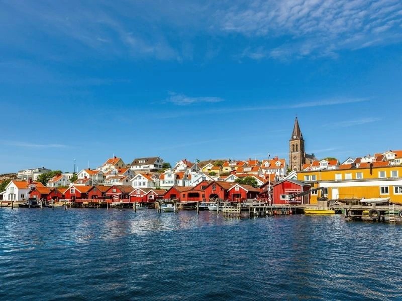 Blick auf kleinen Ort an der Westküste Schwedens