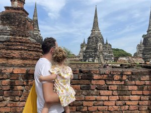 Familie besichtigt Tempel in Ayutthaya in Thailand