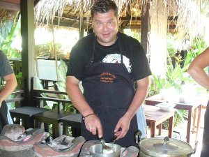 Tourist bereitet Essen beim Kochkurs in Laos zu