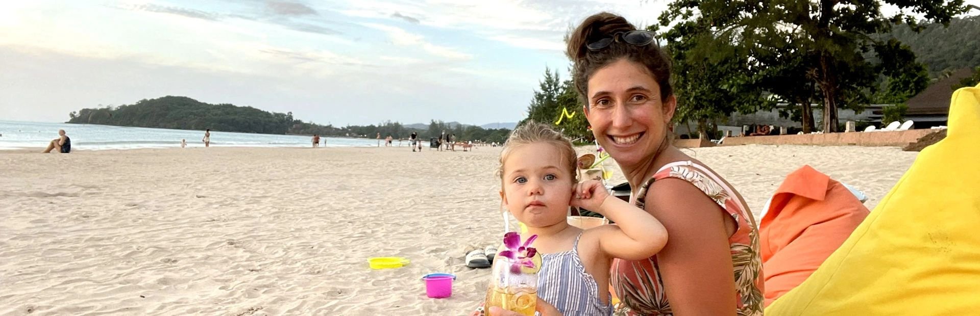 Mutter mit Kind am Strand in Thailand