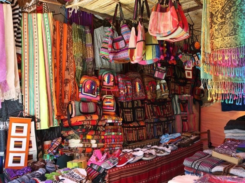 Bunter Marktstand mit Taschen und Tüchern