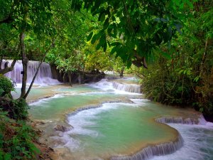 Blaue Becken an den Kuang Si Wasserfällen in Laos