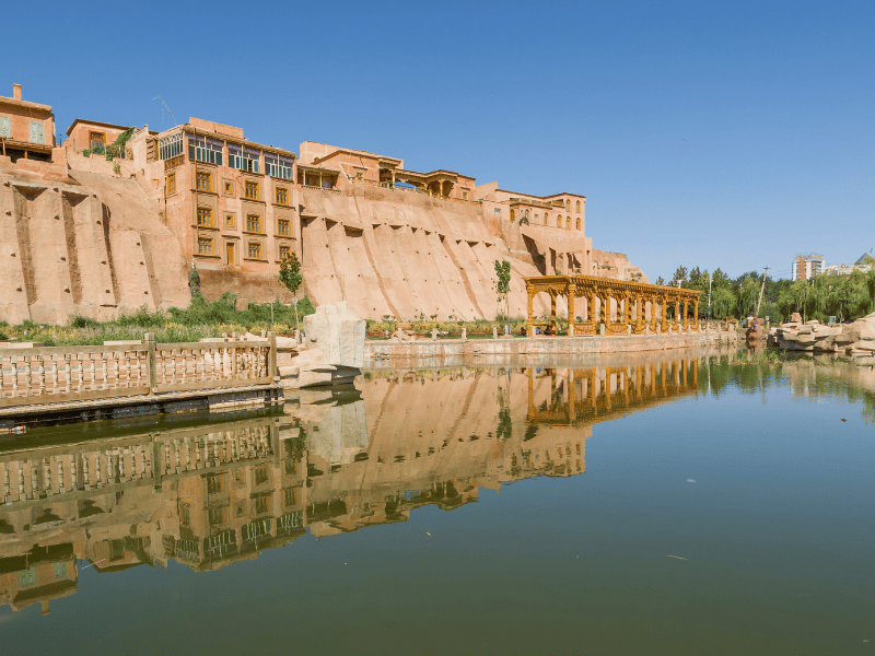 See vor der Altstadtmauer in Kashgar in China