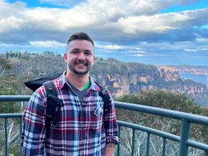 Mann in den Blue Mountains, Australien, lächelt in die Kamera