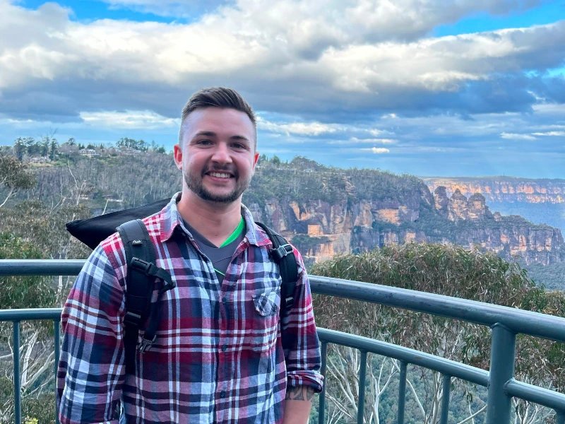 Mann in den Blue Mountains, Australien, lächelt in die Kamera