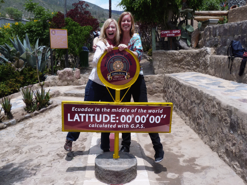Zwei Frauen in Mitad del Mundo