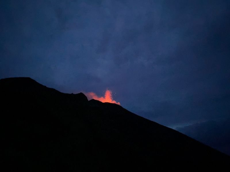 Stromboli spuckt Lava