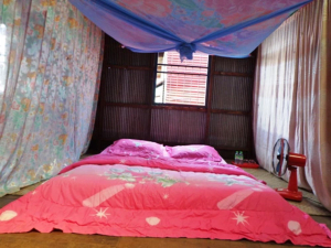 Einfaches Gästebett im Homestay am Tonle Sap See