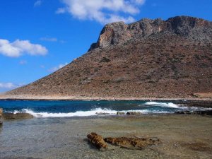 Welle mit Gischt an einem Strand auf Kreta