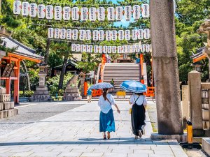 2 Japanerinnen mit Sonnenschirm in Osaka