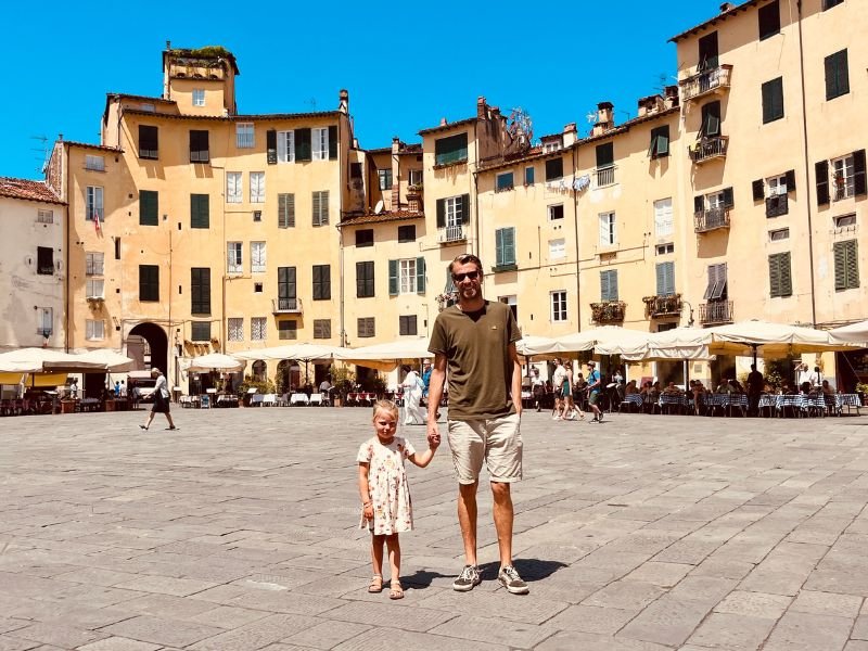 Vater mit Sohn in der Stadt Lucca in Italien