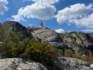 Pause auf einer Erhöhung bei einer Wanderung