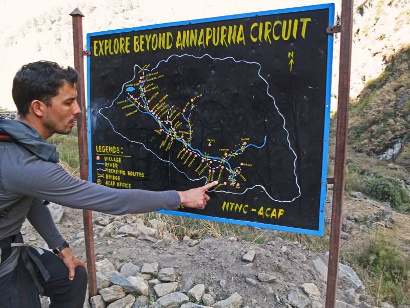 Mann zeigt auf Karte fĂĽr die Annapurna Runde