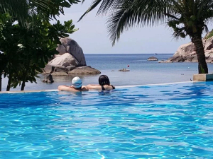 Entspannen im infinity pool in Koh Tao