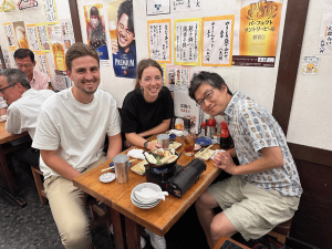 Japan Gastfreundschaft mit Freunden am Tisch