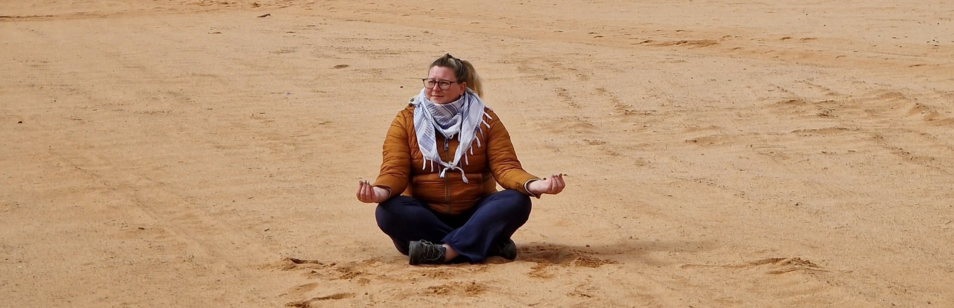 Reisespezialistin Yvonne in der Wüste von Jordanien