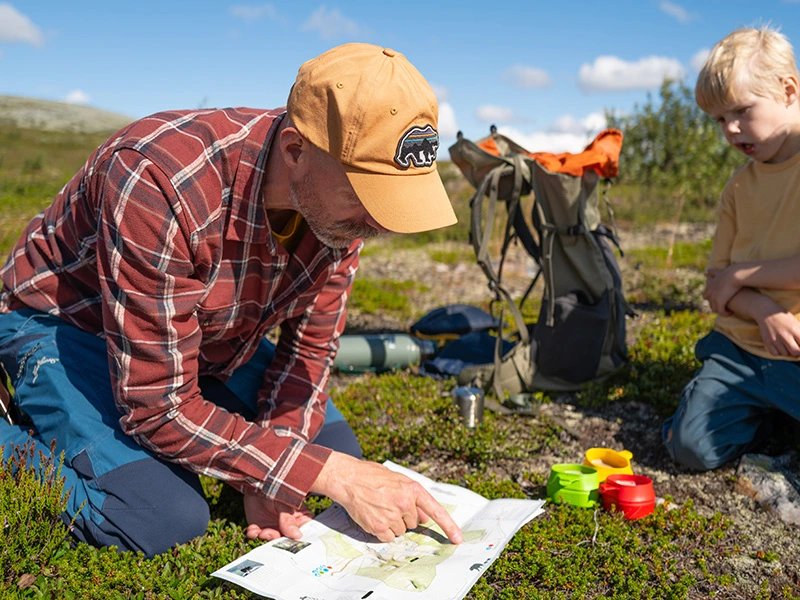 Vater mit Sohn beim Wandern im Sonfjället National Park 