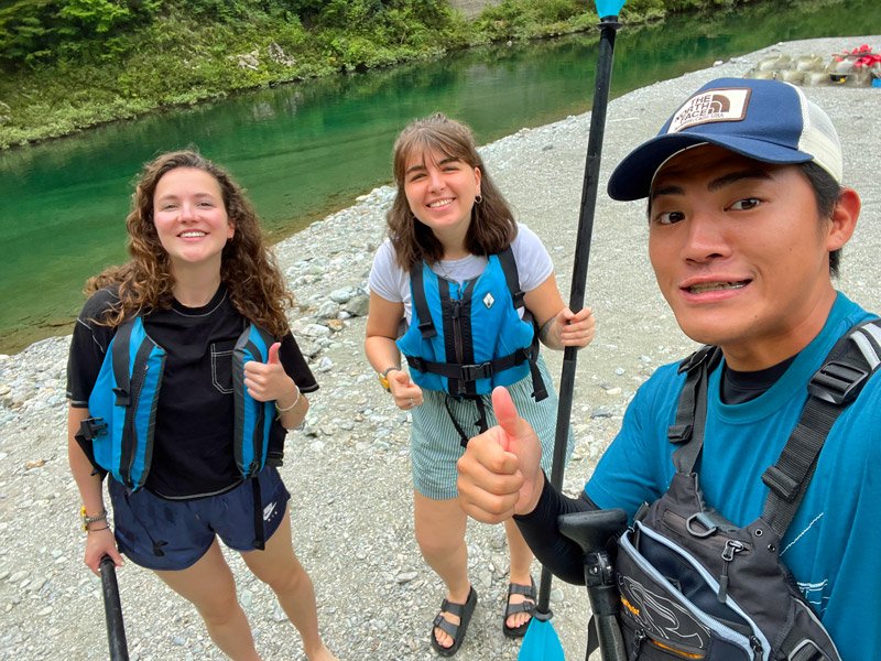 Reisende und Guide beim Rafting im Iya Valley, Japan