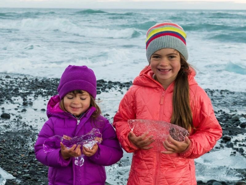 Kinder am Diamond Beach in Island