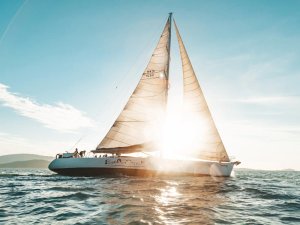 Segelboot bei Sonnenuntergang, Australien Ostküste