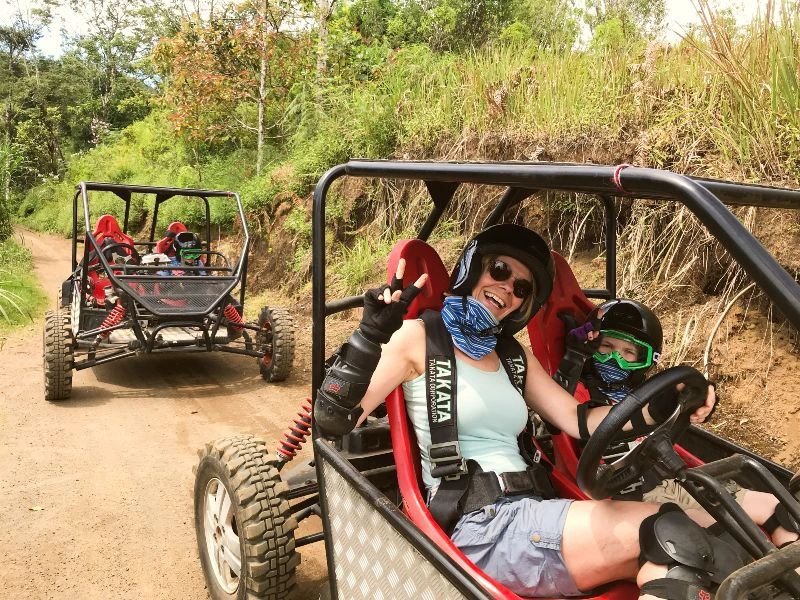 Reisende mit Kind bei einer Buggytour in Munduk auf Bali