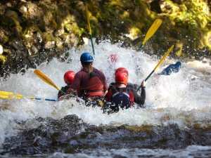 Uganda Biwindi eine Gruppe rafter in Aktion