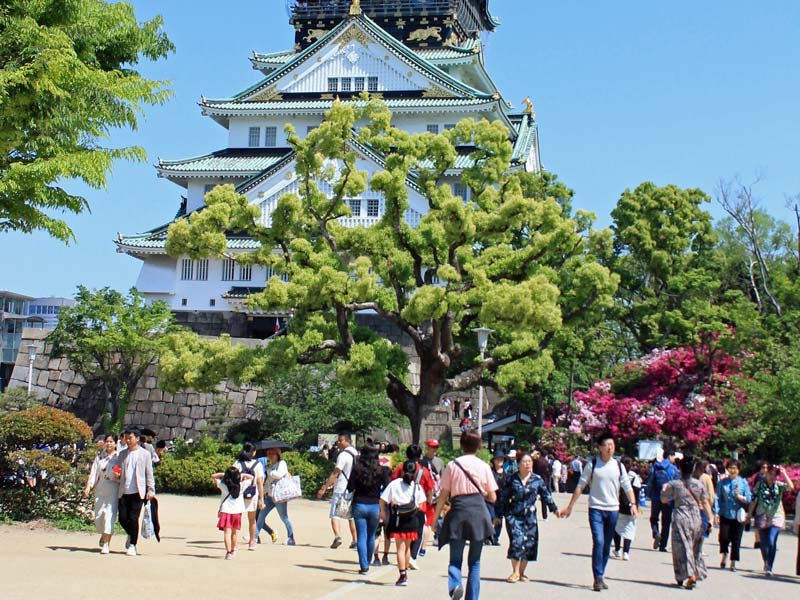 Der Platz rund um Osaka Burg voller Menschen