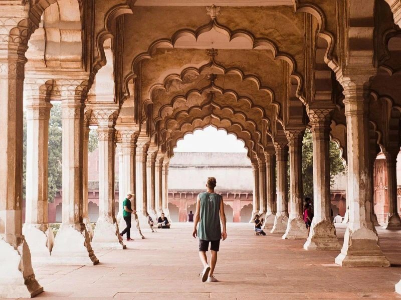 Tourist in einer Tempelanlage in Delhi, Indien