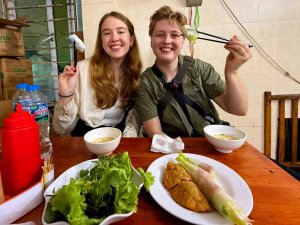 Reisende beim Essen in einem vietnamesischen Streetfood Lokal
