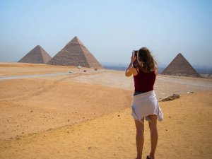 Frau bei den Pyramiden Gizeh in Kairo in Ägypten
