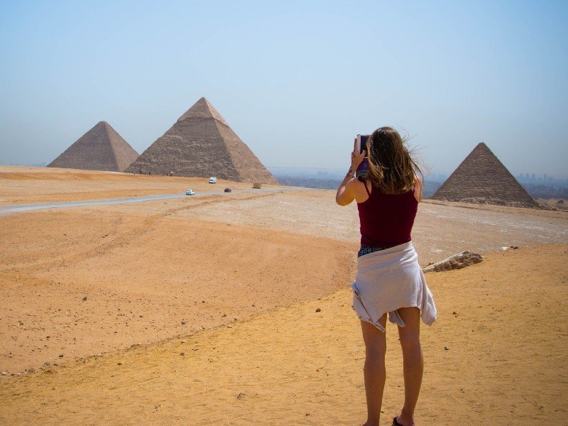 Frau bei den Pyramiden Gizeh in Kairo in Ägypten
