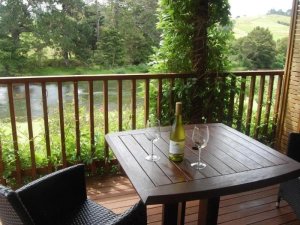 Balkon mit Weingläsern in der Unterkunft in Russel an der Bay of Islands in Neuseeland