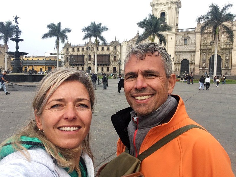 Paar auf dem Marktplatz in Lima in Peru