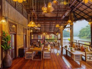 Lobby der schwimmenden Unterkunft auf dem River Kwai in Thailand