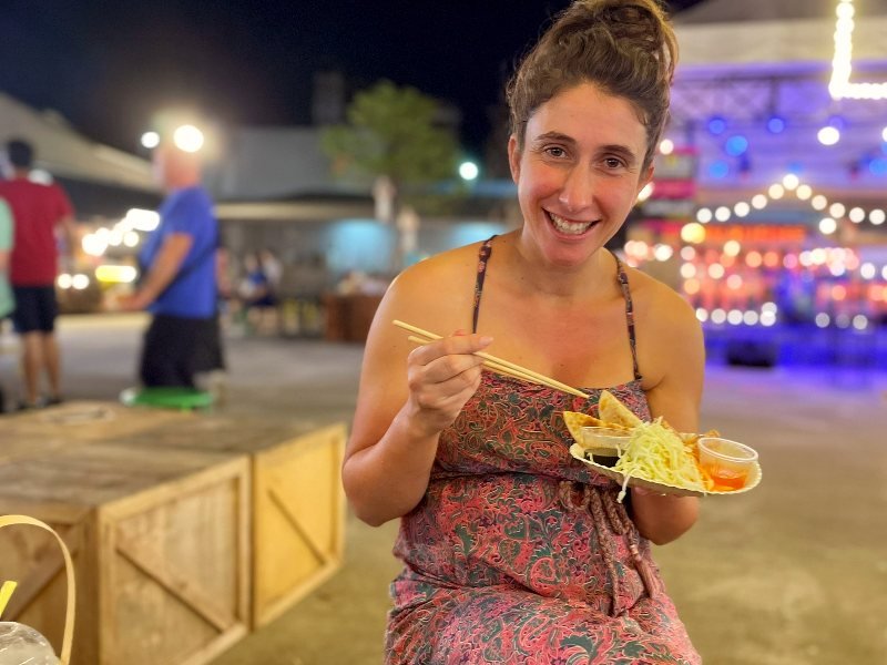 Frau auf Nachtmarkt in Thailand