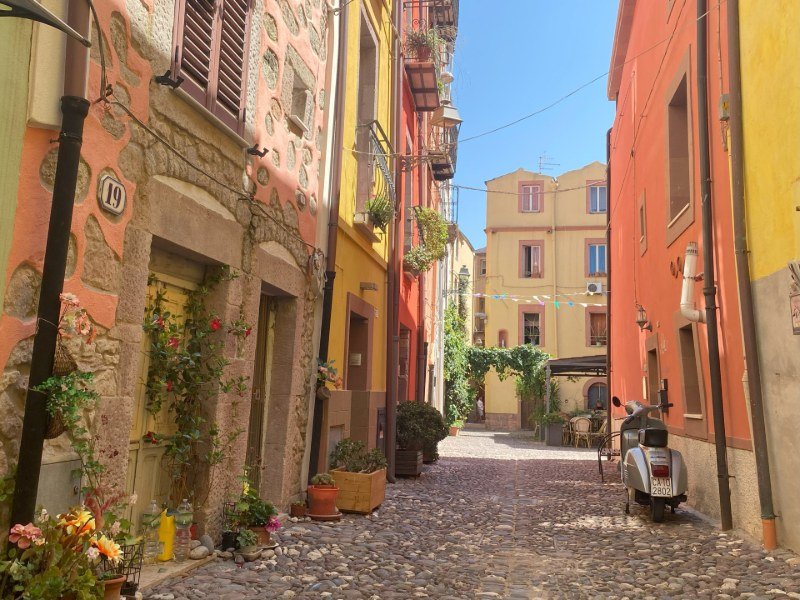 Malerische Innenstadt und Gassen von Bosa, Italien