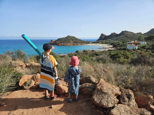 Kinder an der Küste Sardiniens