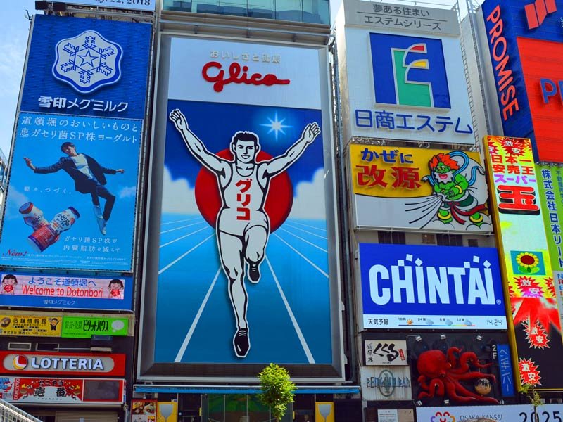 Läufer auf Schautafel in Osaka
