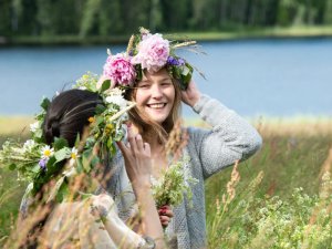 Mädchen mit Blumenkränzen an Mittsommer