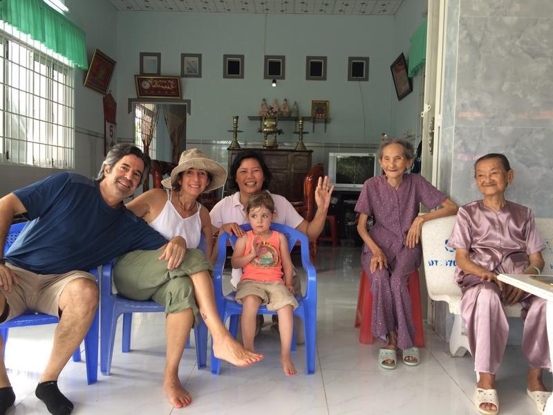 Reisende zu Gast bei einer einheimischen Familie in Hue, Vietnam