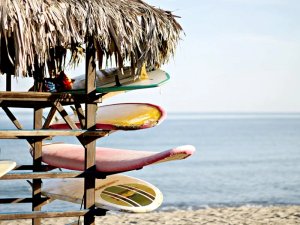 Stand mit bunten Surfbrettern an der Byron Bay, Australien