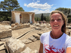 Frau in den Ruinen von Knossos auf Kreta